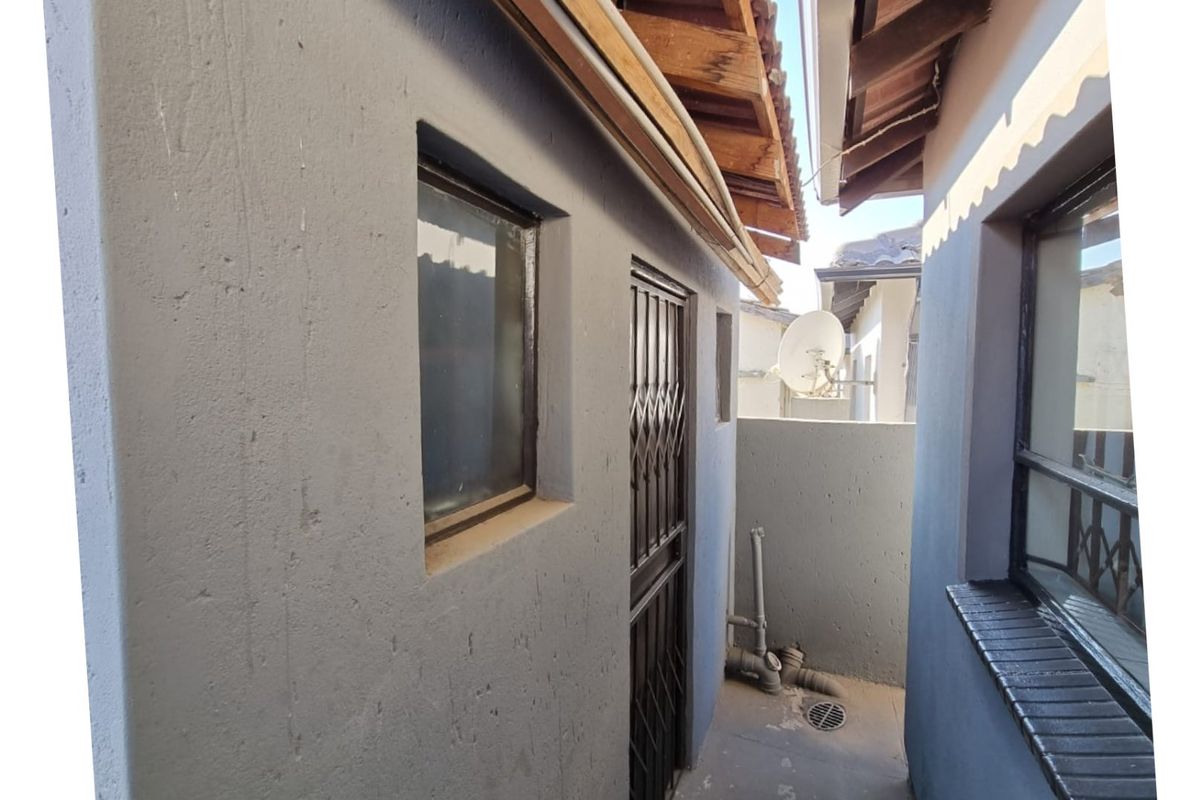 INVESTOR'S DREAM IN CLAYVILLE  - Photo 5