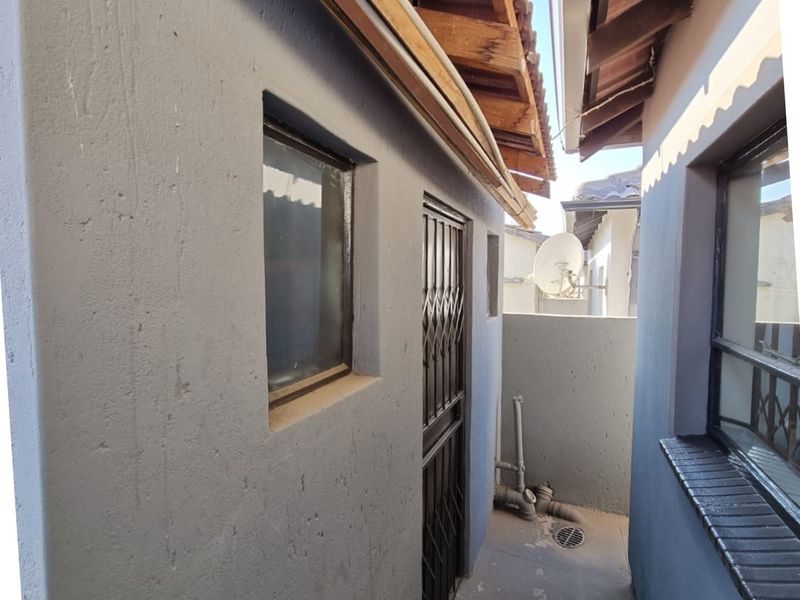 INVESTOR'S DREAM IN CLAYVILLE  - Photo 5