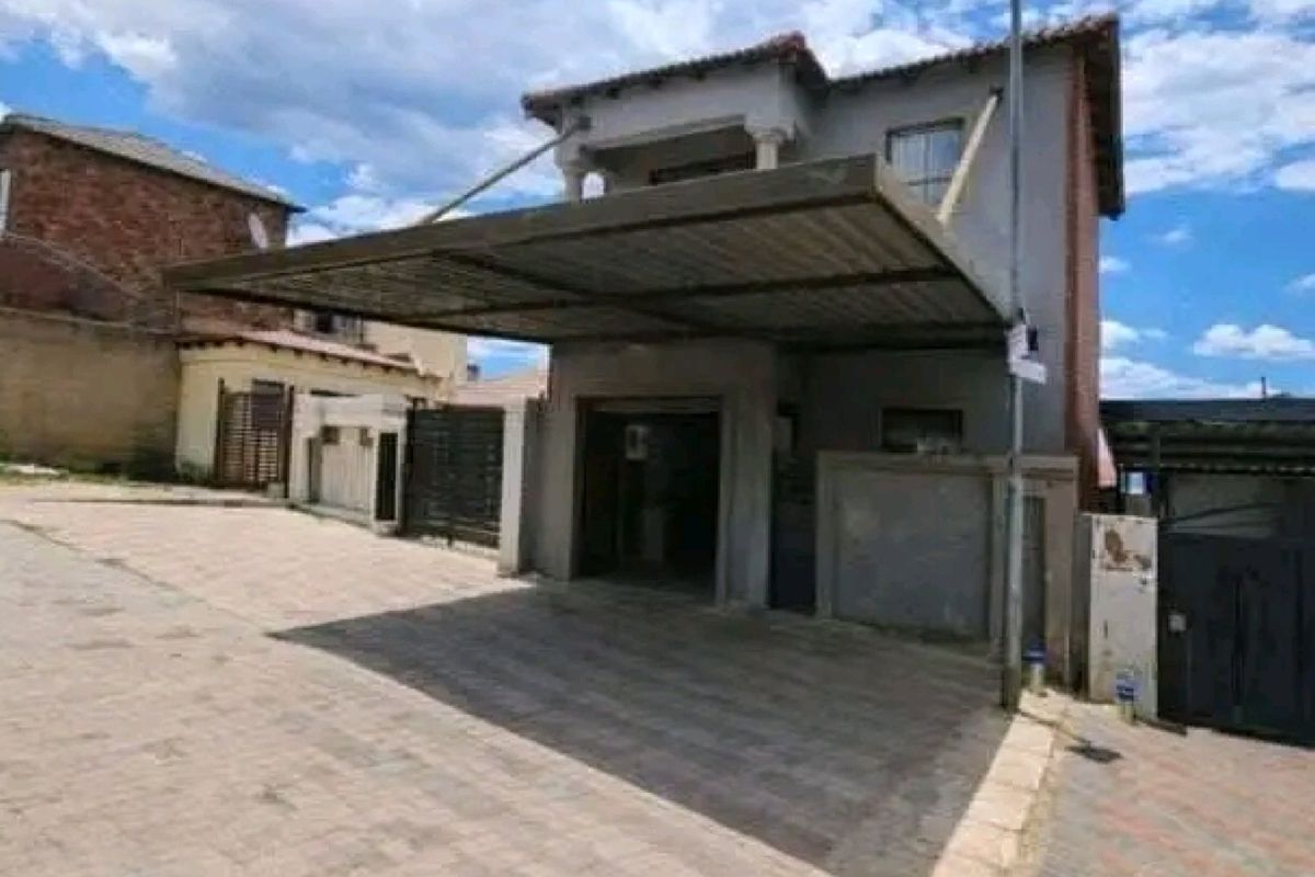 INVESTOR'S DREAM IN CLAYVILLE  - Photo 2