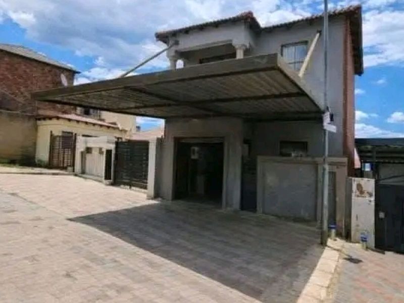 INVESTOR'S DREAM IN CLAYVILLE  - Photo 2