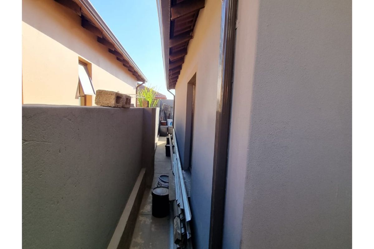 INVESTOR'S DREAM IN CLAYVILLE  - Photo 4