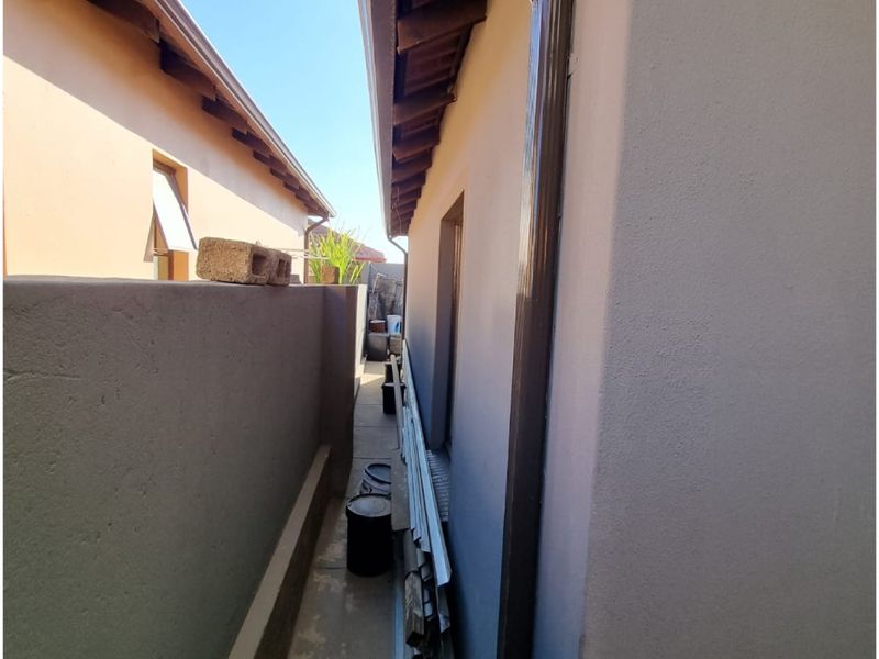 INVESTOR'S DREAM IN CLAYVILLE  - Photo 4