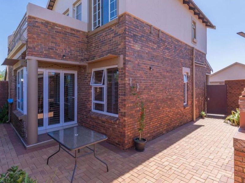 THREE BEDROOMS AND THREE BATHROOMS - Photo 2