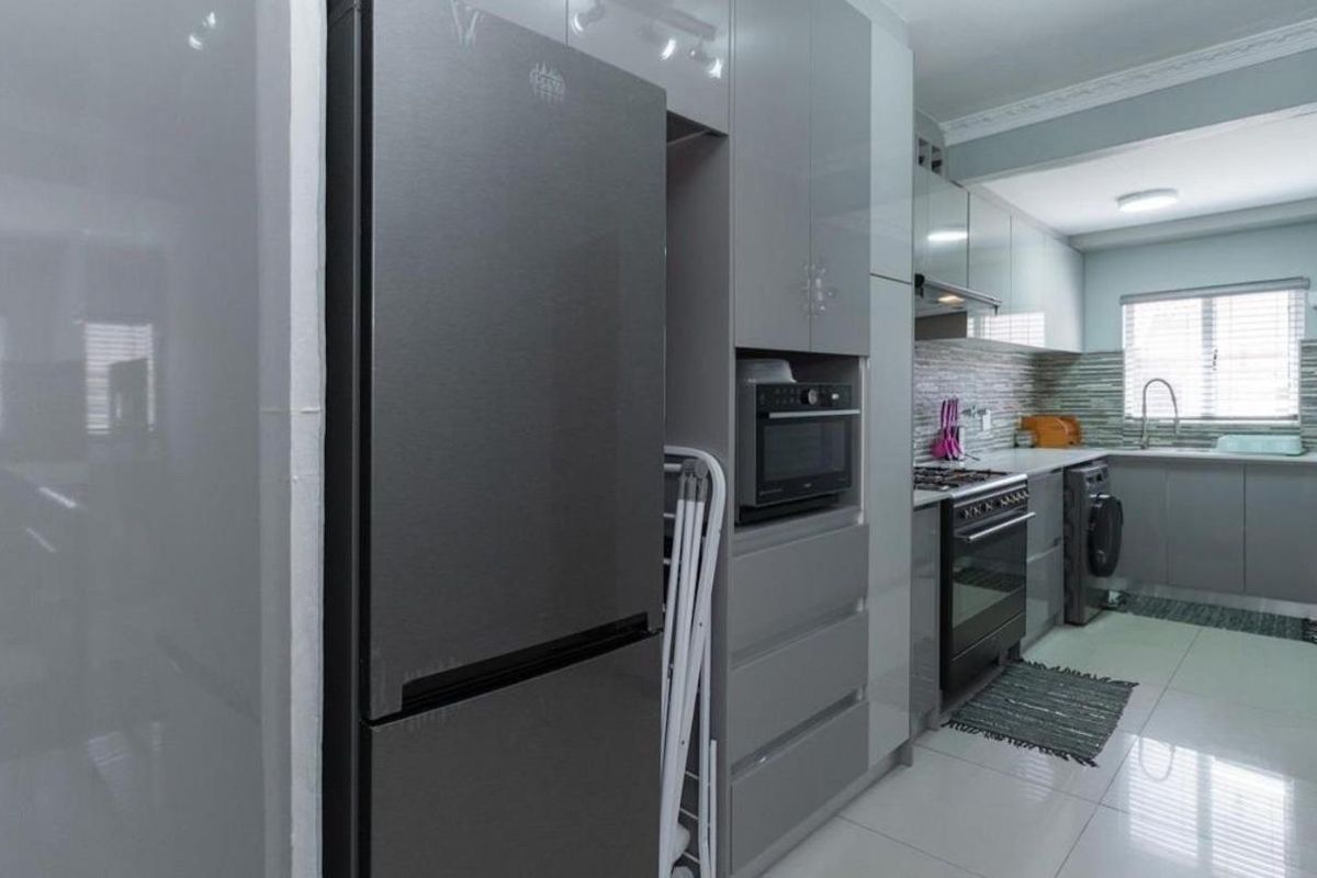 THREE BEDROOMS AND THREE BATHROOMS - Photo 4