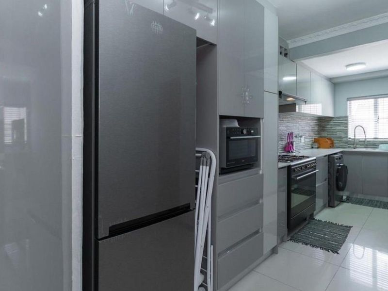 THREE BEDROOMS AND THREE BATHROOMS - Photo 4