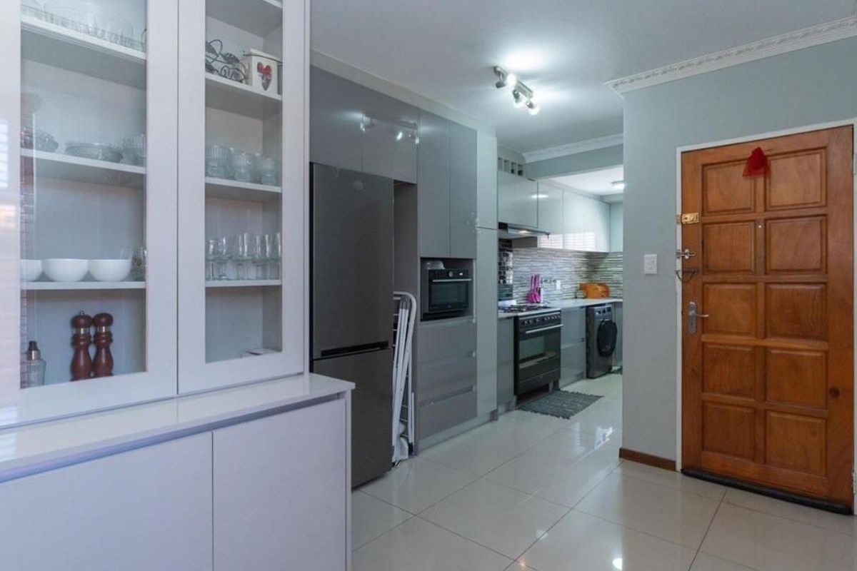 THREE BEDROOMS AND THREE BATHROOMS - Photo 5