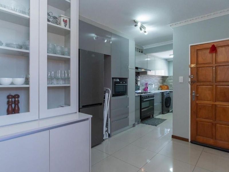 THREE BEDROOMS AND THREE BATHROOMS - Photo 5