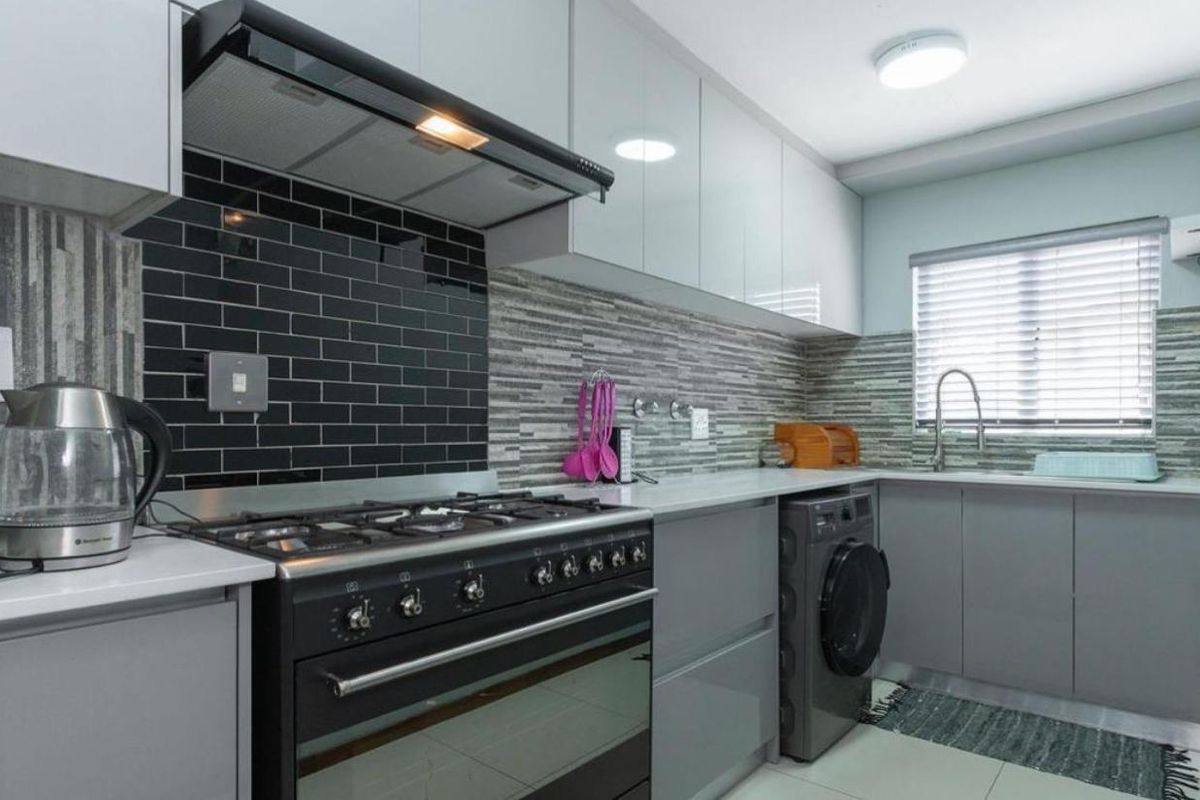 THREE BEDROOMS AND THREE BATHROOMS - Photo 3