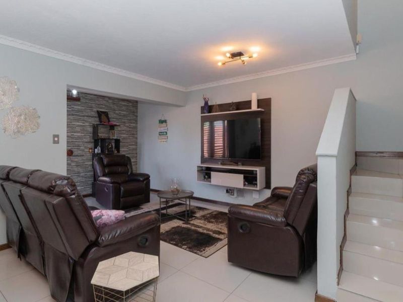 THREE BEDROOMS AND THREE BATHROOMS - Photo 9