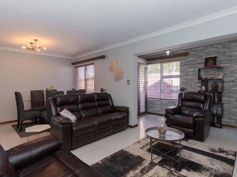 THREE BEDROOMS AND THREE BATHROOMS - Photo 8