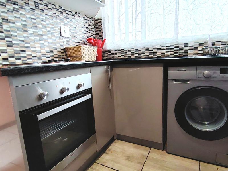 Charming 2-Bedroom Flat with Garage – Comfortable & Convenient Living - Photo 3