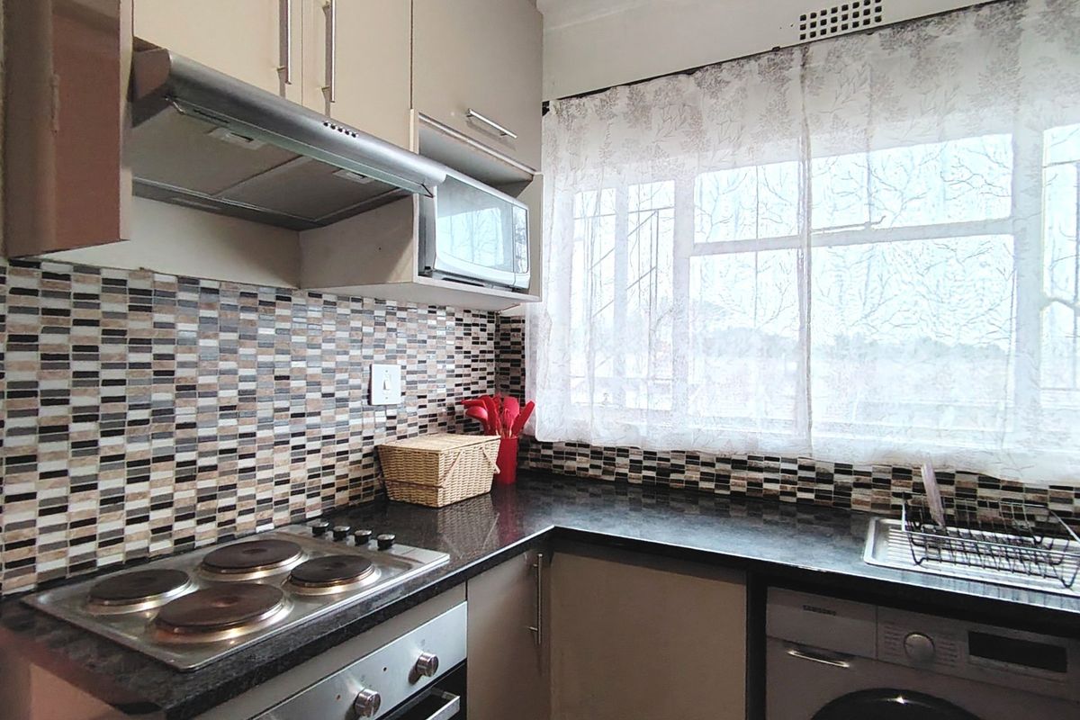 Charming 2-Bedroom Flat with Garage – Comfortable & Convenient Living - Photo 2