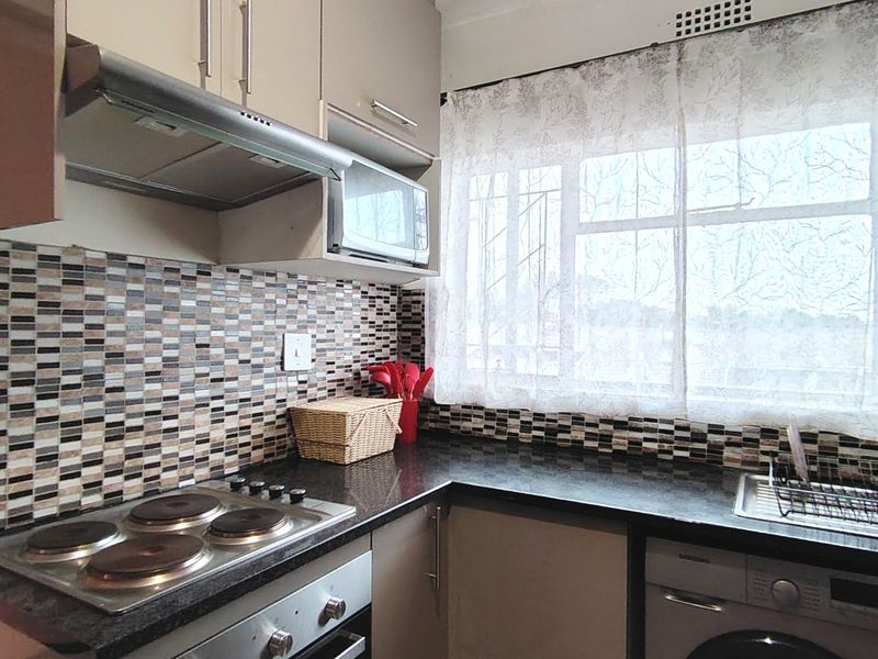 Charming 2-Bedroom Flat with Garage – Comfortable & Convenient Living - Photo 2