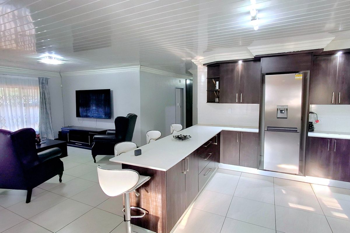 Modern 3-Bedroom Home for Sale Near Schools, Medical Facilities & Shopping Centers - Photo 5