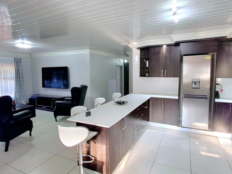 Modern 3-Bedroom Home for Sale Near Schools, Medical Facilities & Shopping Centers - Photo 5