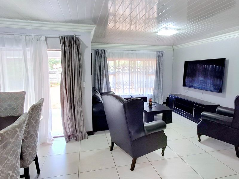 Modern 3-Bedroom Home for Sale Near Schools, Medical Facilities & Shopping Centers - Photo 2