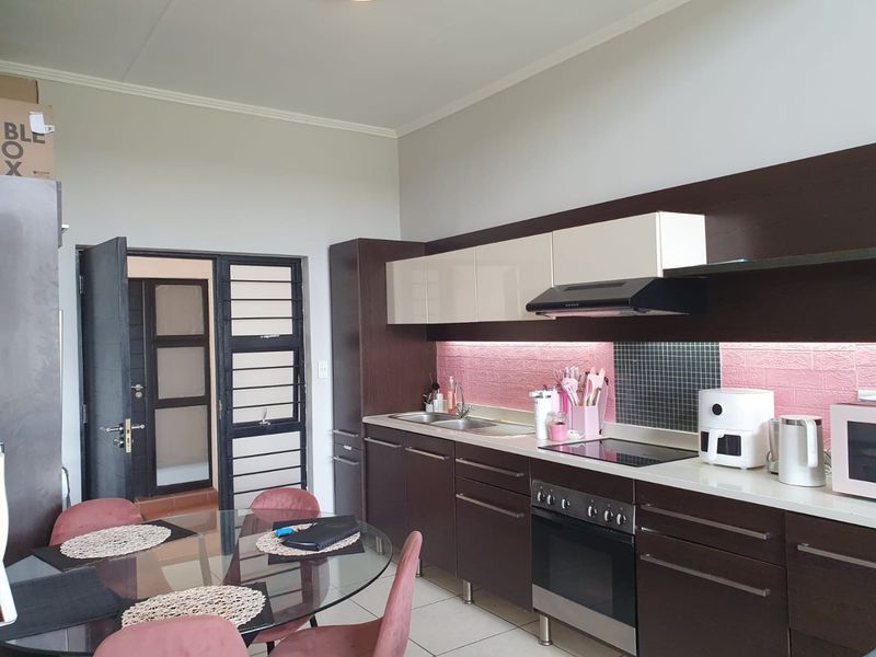 Neat and secure apartment in Greenstone Hill - Photo 4