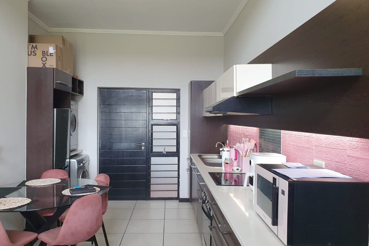 Neat and secure apartment in Greenstone Hill - Photo 5