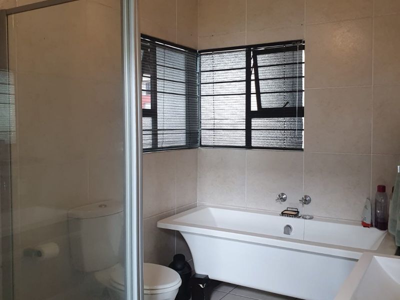 Neat and secure apartment in Greenstone Hill - Photo 10