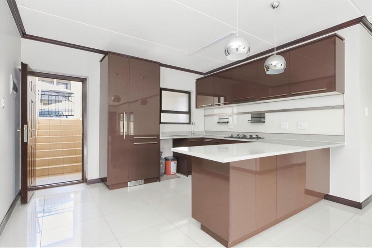 TO RENT  3 BED  2 BATH FIRST FLOOR PALM VIEW ESTATE - AVAILABLE IMMEDIATELY  - Photo 3