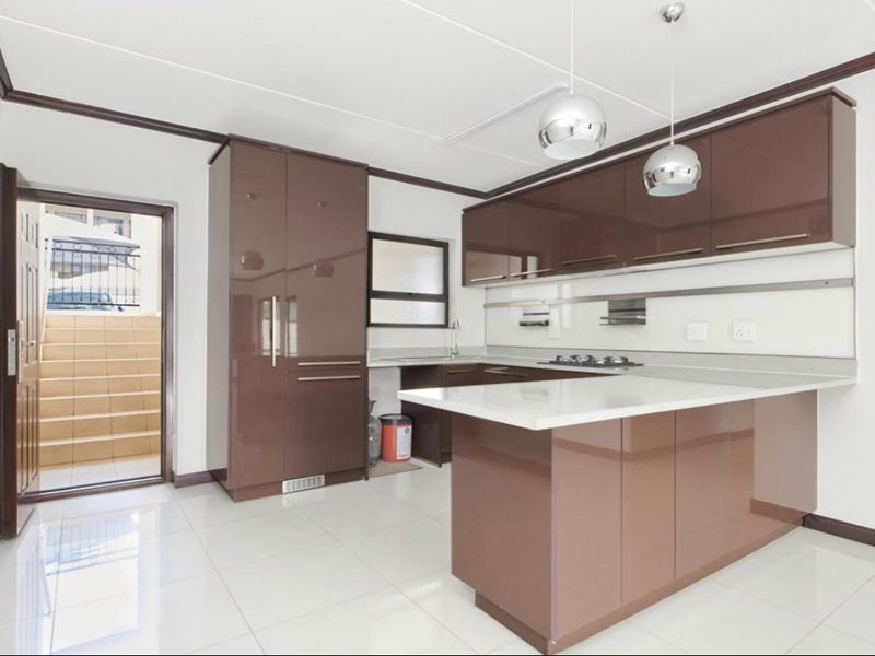 TO RENT  3 BED  2 BATH FIRST FLOOR PALM VIEW ESTATE - AVAILABLE IMMEDIATELY  - Photo 3