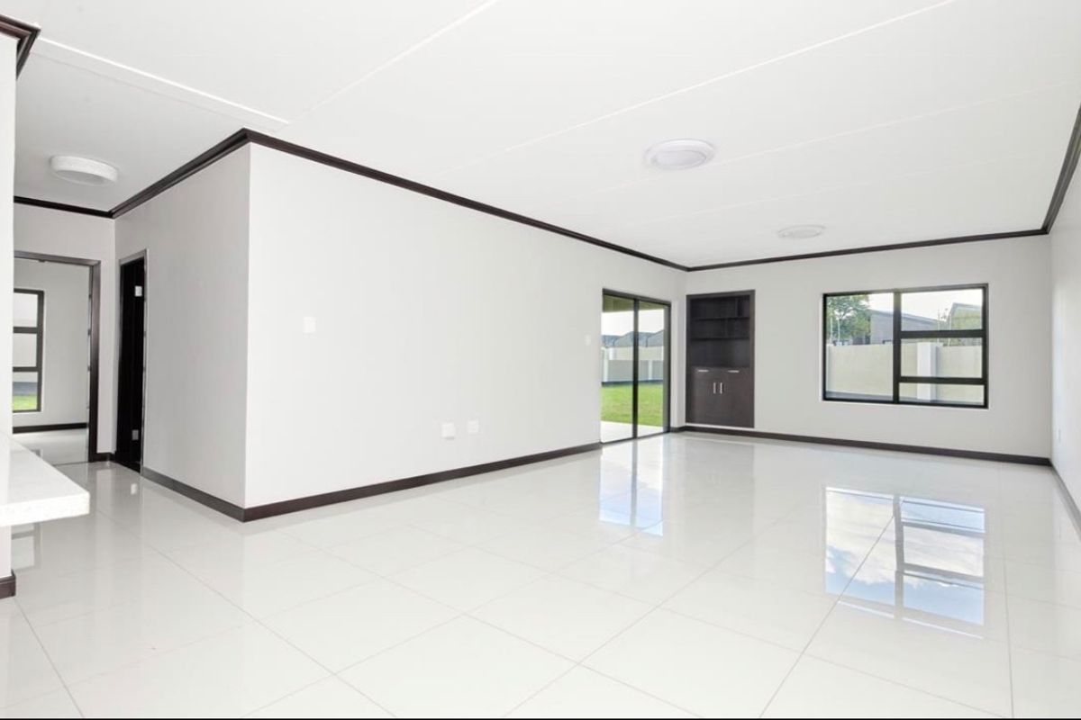 TO RENT  3 BED  2 BATH FIRST FLOOR PALM VIEW ESTATE - AVAILABLE IMMEDIATELY  - Photo 4