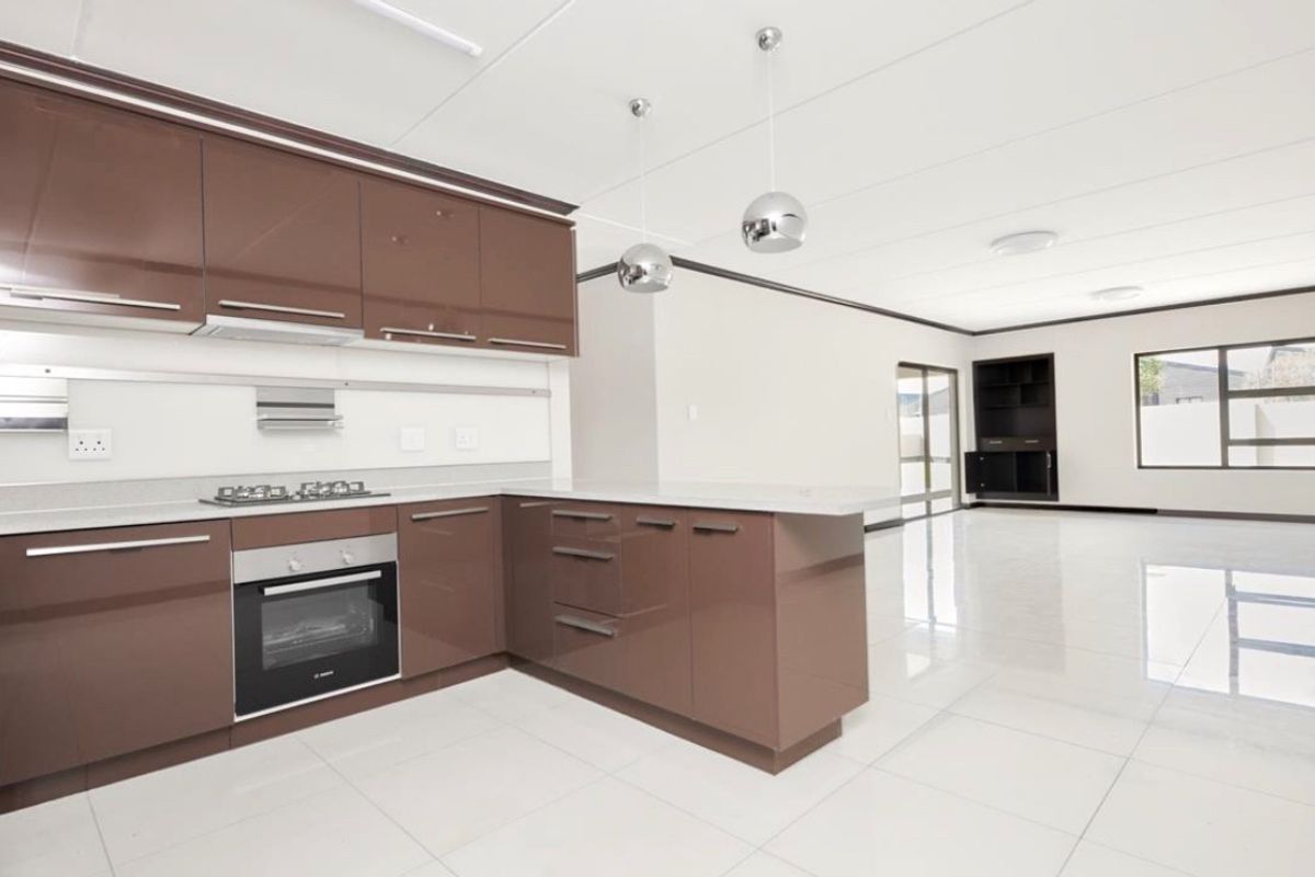 TO RENT  3 BED  2 BATH FIRST FLOOR PALM VIEW ESTATE - AVAILABLE IMMEDIATELY  - Photo 2