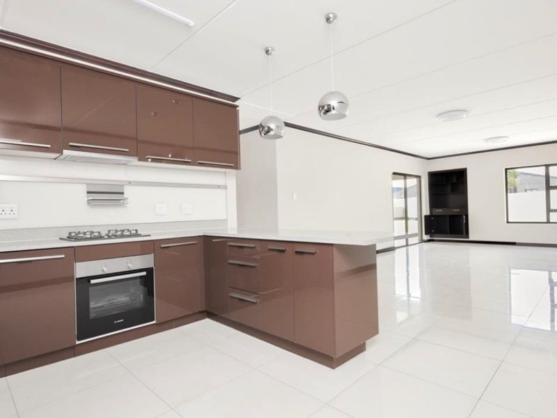 TO RENT  3 BED  2 BATH FIRST FLOOR PALM VIEW ESTATE - AVAILABLE IMMEDIATELY  - Photo 2