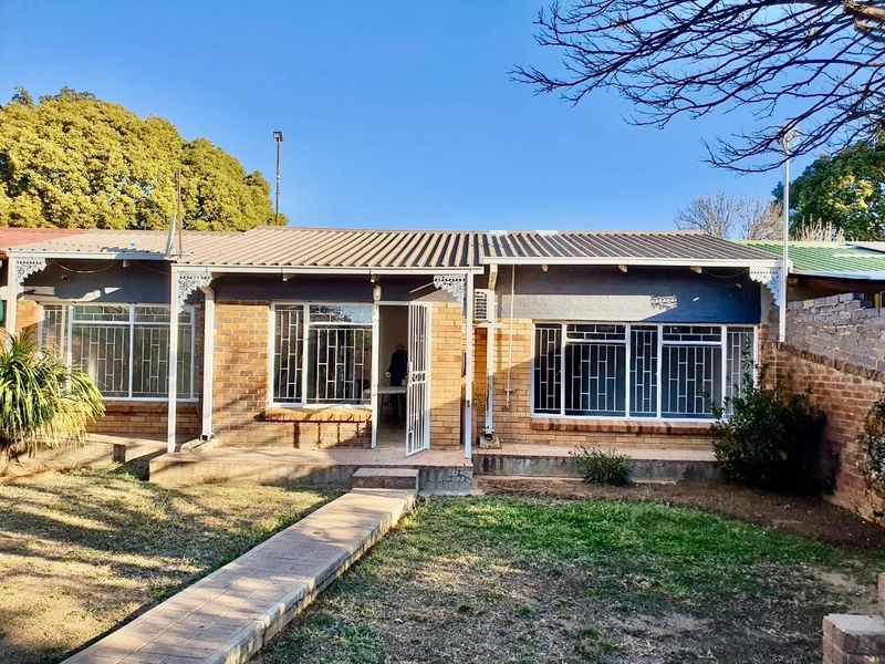 2-Bedroom Flat   - Photo 2