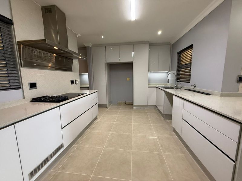 For Sale in La Lucia, Stepless two bedroom luxury apartment with amazing sea views. - Photo 10