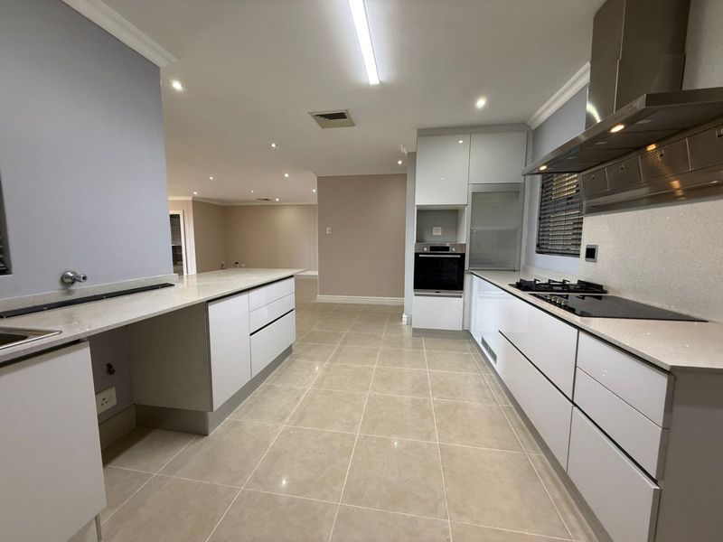 For Sale in La Lucia, Stepless two bedroom luxury apartment with amazing sea views. - Photo 9