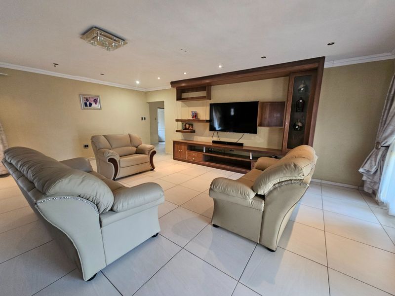 Centrally Located Family Home In White River  - Photo 3