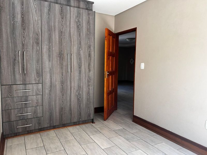 Modern 2-Bedroom Townhouse for Sale – A Must-See Opportunity! - Photo 6