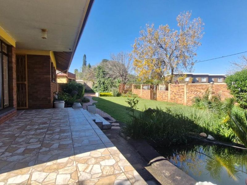 Spacious Family Living on a Large 1402m2 Stand – Move-In Ready! - Photo 2