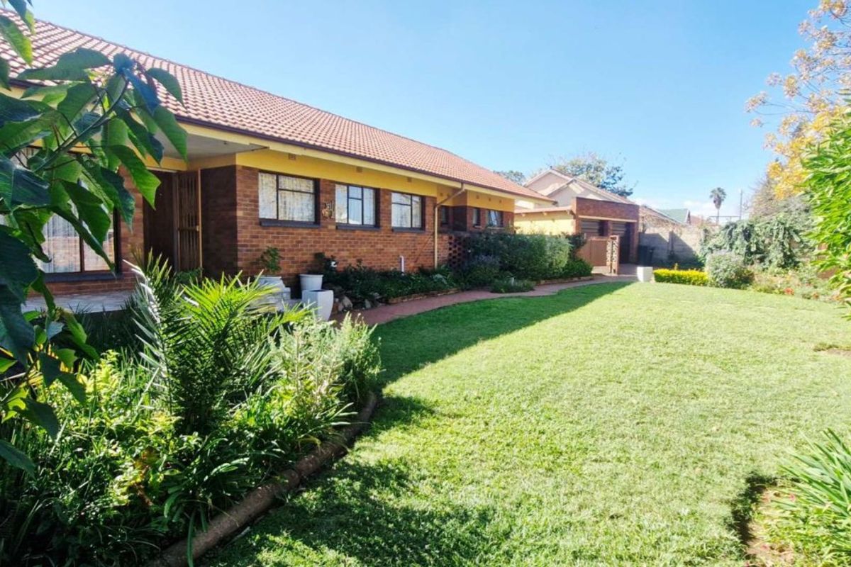 Spacious Family Living on a Large 1402m2 Stand – Move-In Ready! - Photo 3