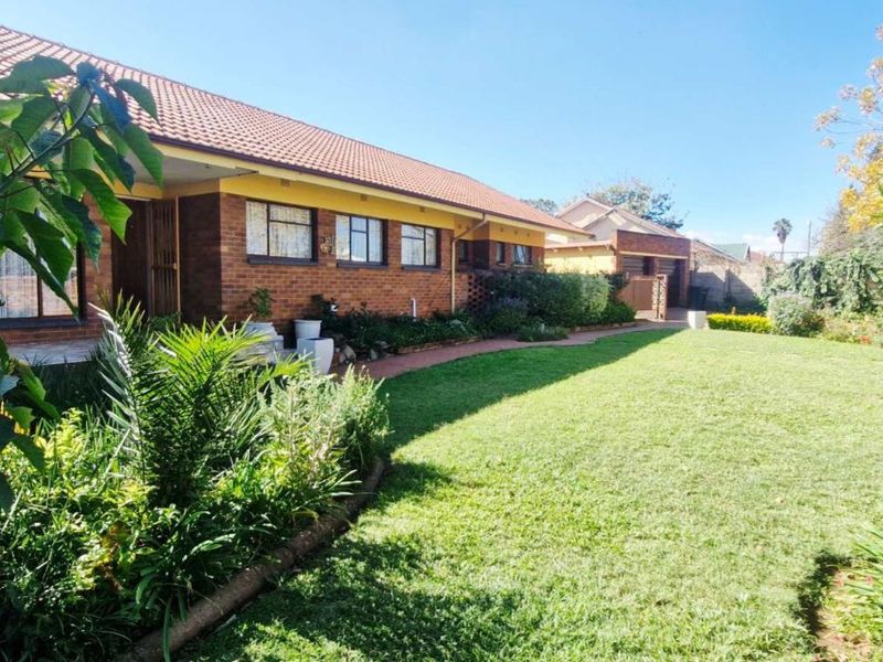 Spacious Family Living on a Large 1402m2 Stand – Move-In Ready! - Photo 3