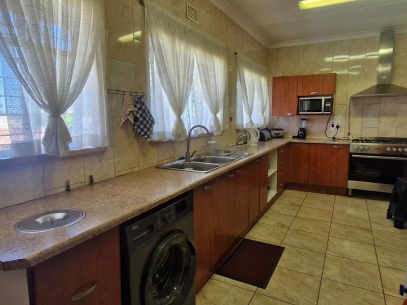 Spacious Family Living on a Large 1402m2 Stand – Move-In Ready! - Photo 10