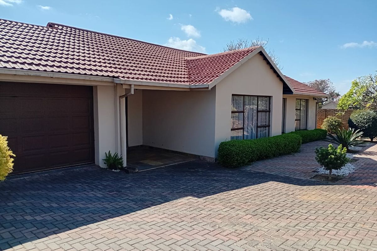 Secure Estate Living Near Shopping Centre - Photo 4