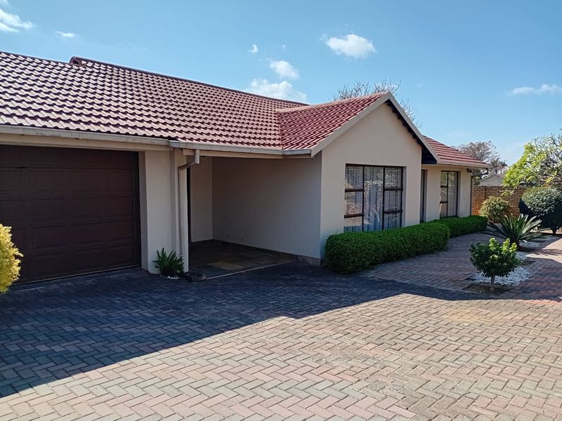Secure Estate Living Near Shopping Centre - Photo 4
