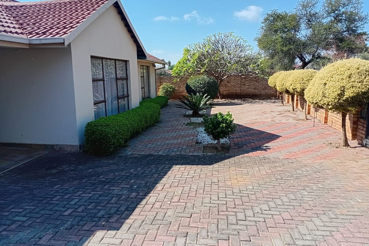 Secure Estate Living Near Shopping Centre - Photo 5