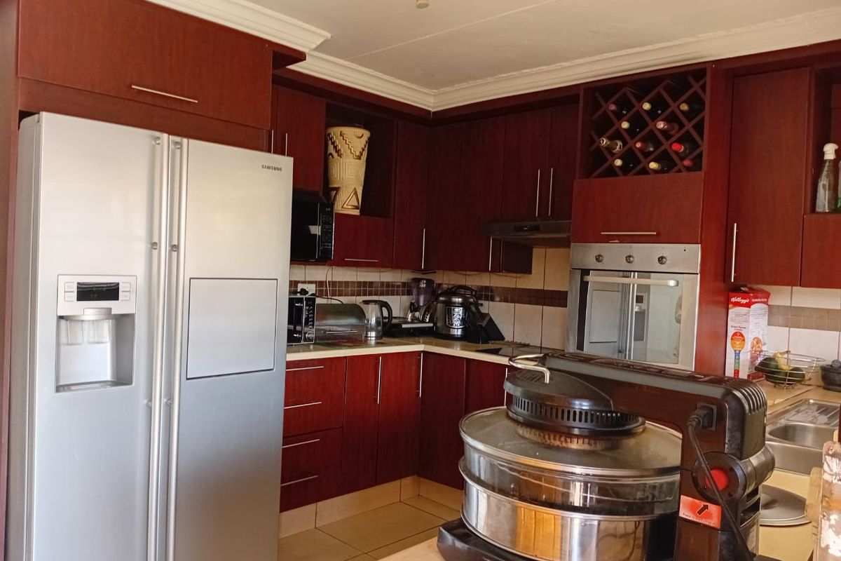 Secure Estate Living Near Shopping Centre - Photo 2