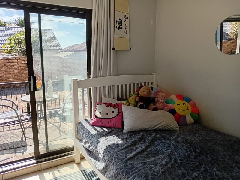 Secure Estate Living Near Shopping Centre - Photo 10