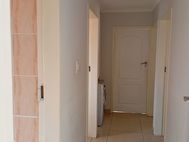 Secure Estate Living Near Shopping Centre - Photo 8