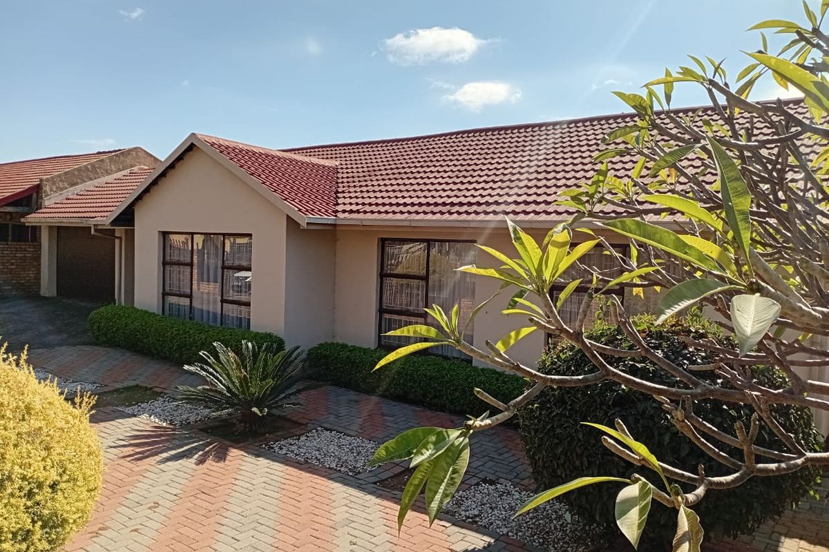 Secure Estate Living Near Shopping Centre - Photo 3