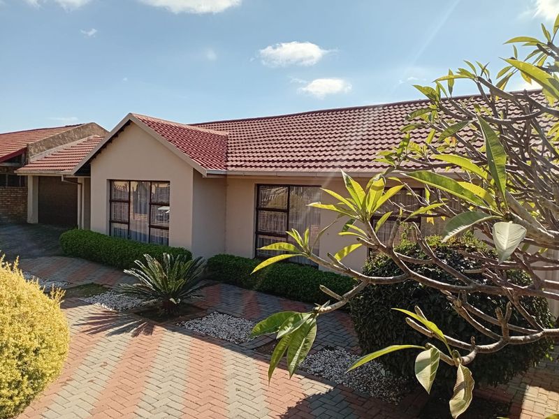 Secure Estate Living Near Shopping Centre - Photo 3