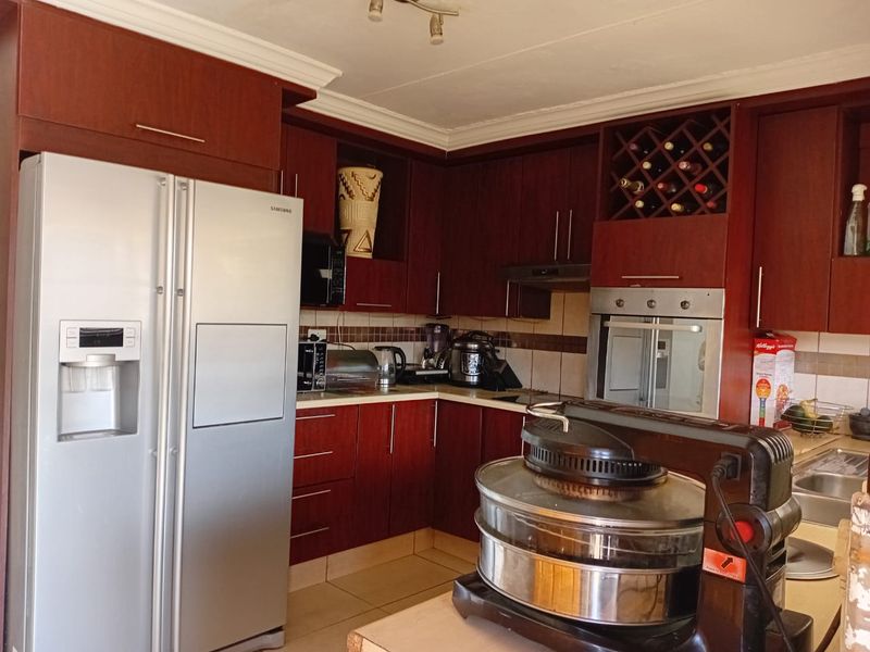 Secure Estate Living Near Shopping Centre - Photo 2