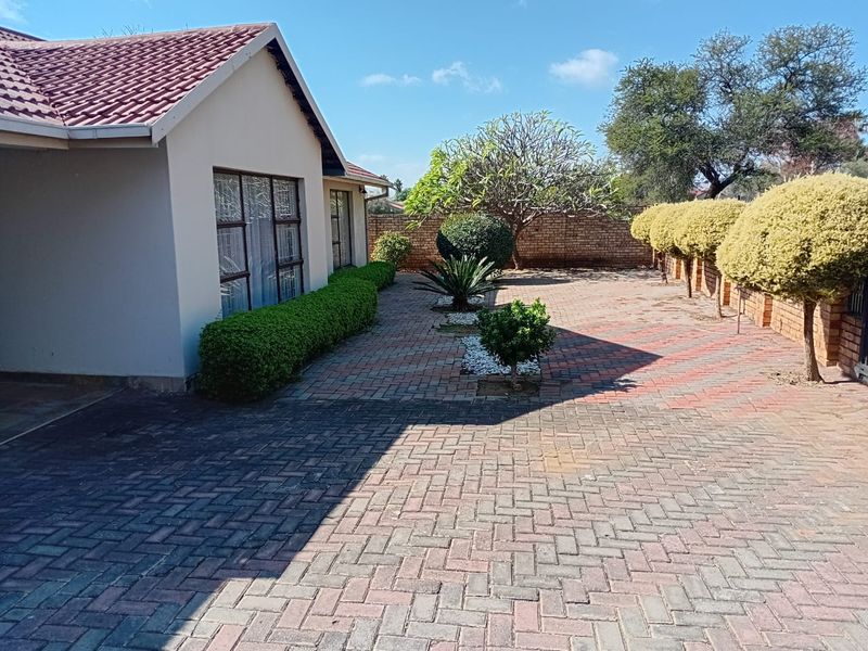 Secure Estate Living Near Shopping Centre - Photo 5