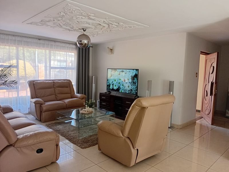 Secure Estate Living Near Shopping Centre - Photo 6