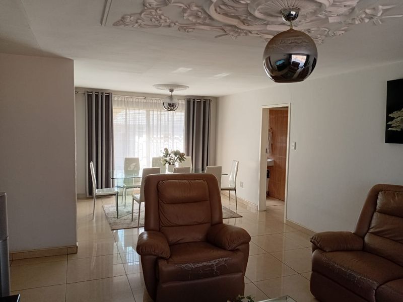 Secure Estate Living Near Shopping Centre - Photo 1