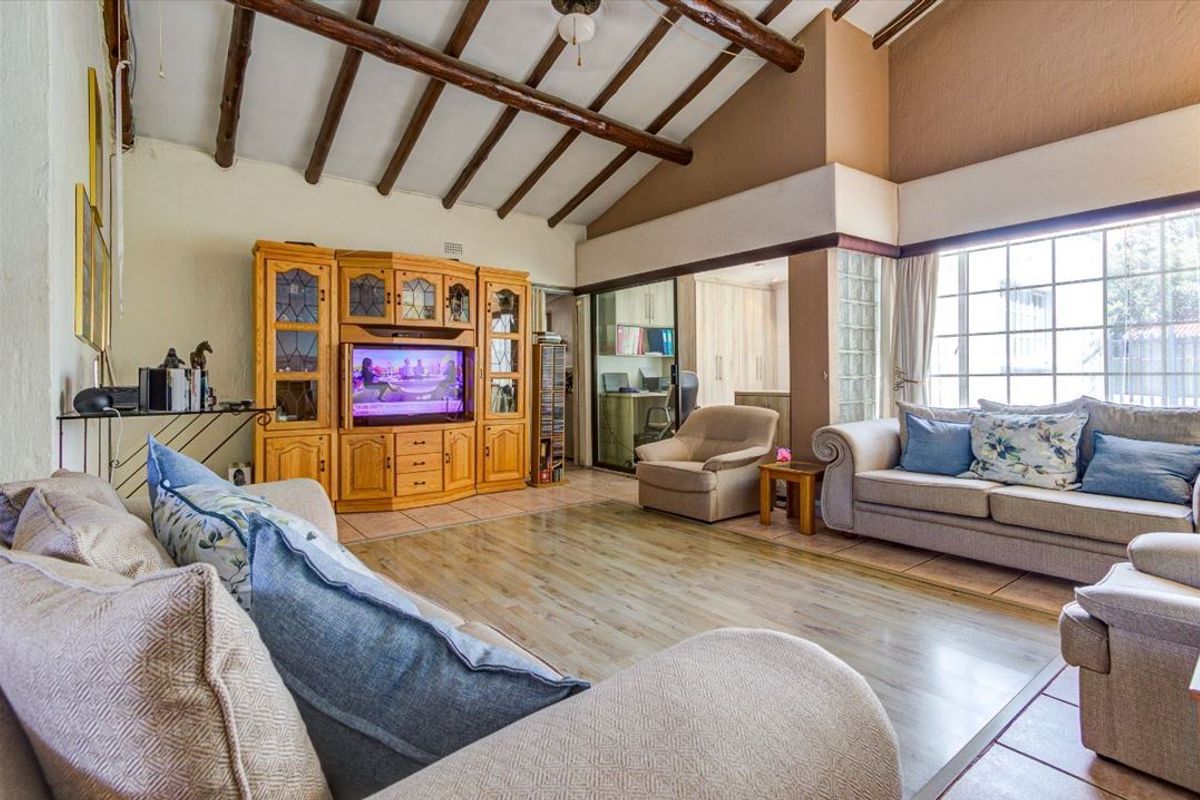 Spacious and Elegant Family Home - Photo 2